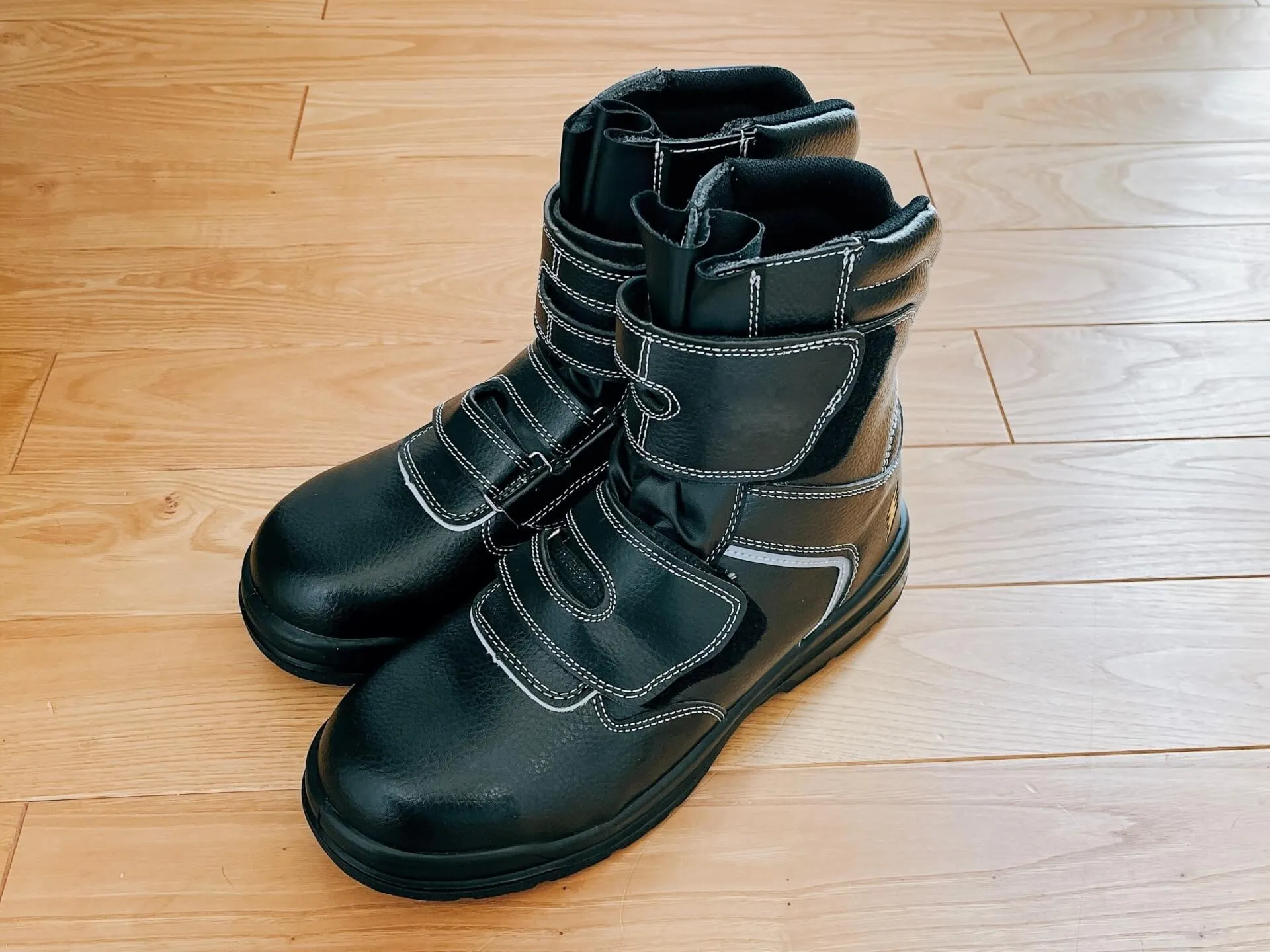 ハイカットの黒い安全靴