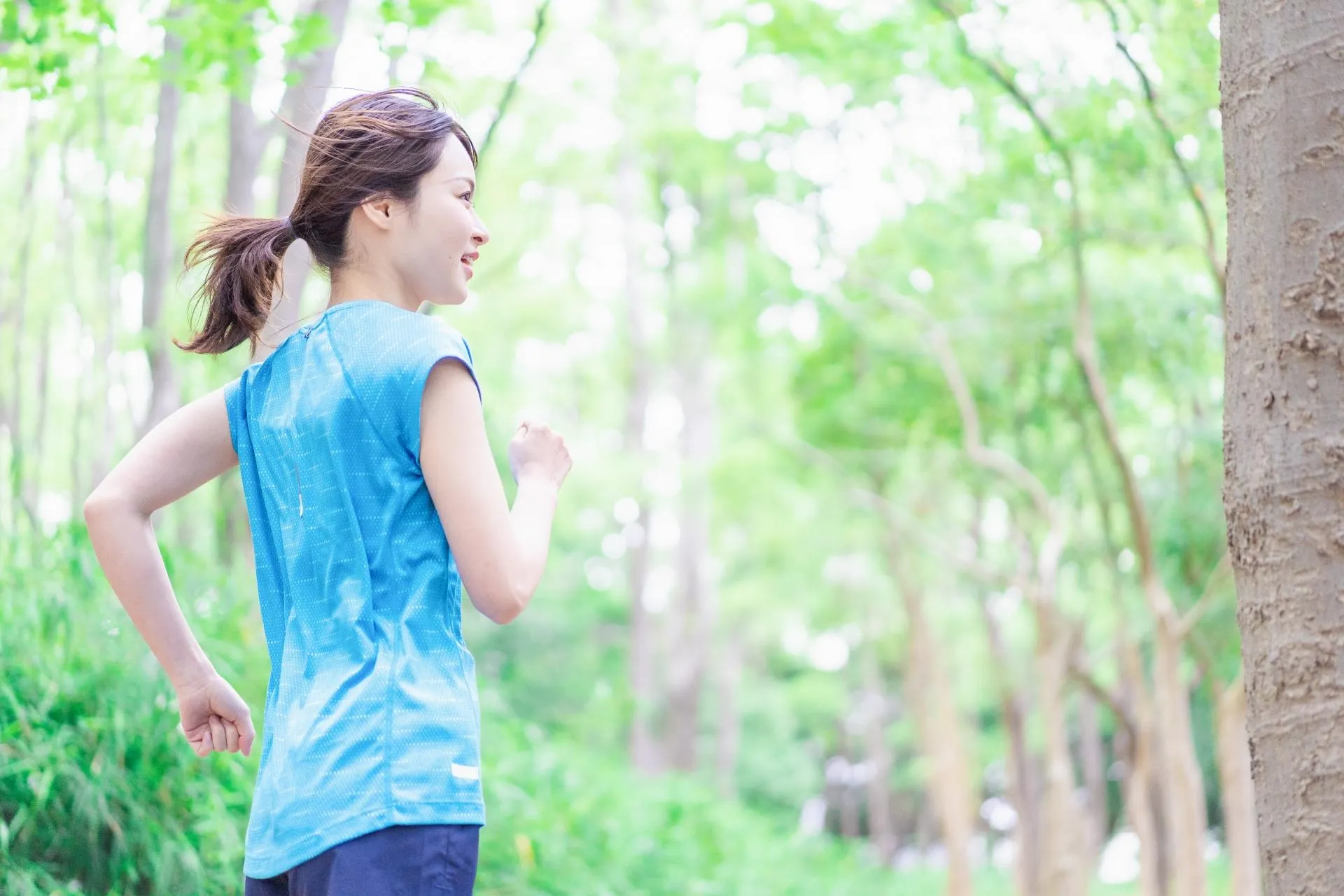 森の中をランニングする女性