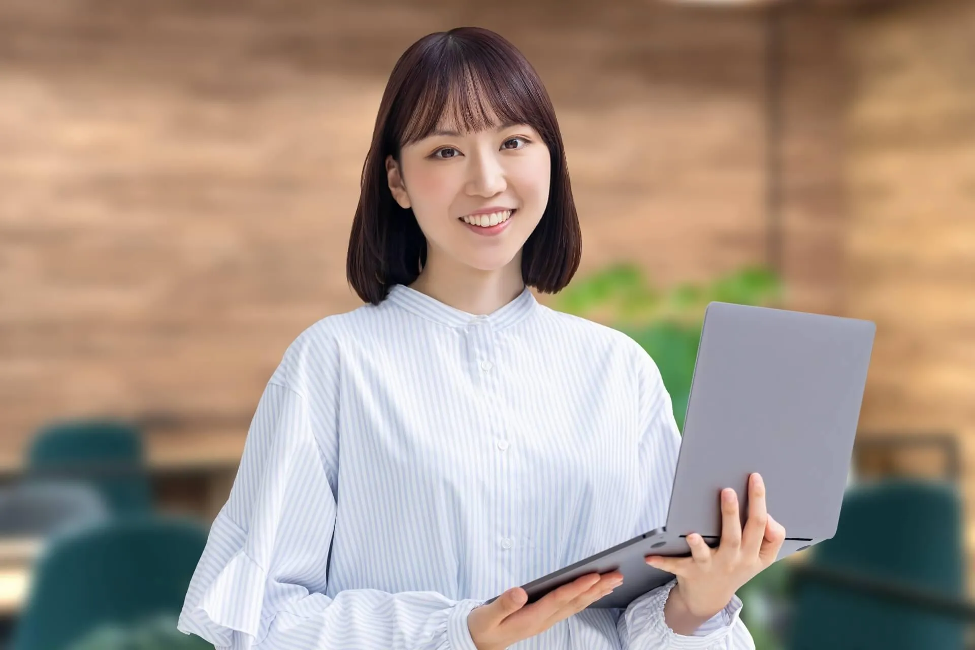 安全靴について説明する女性
