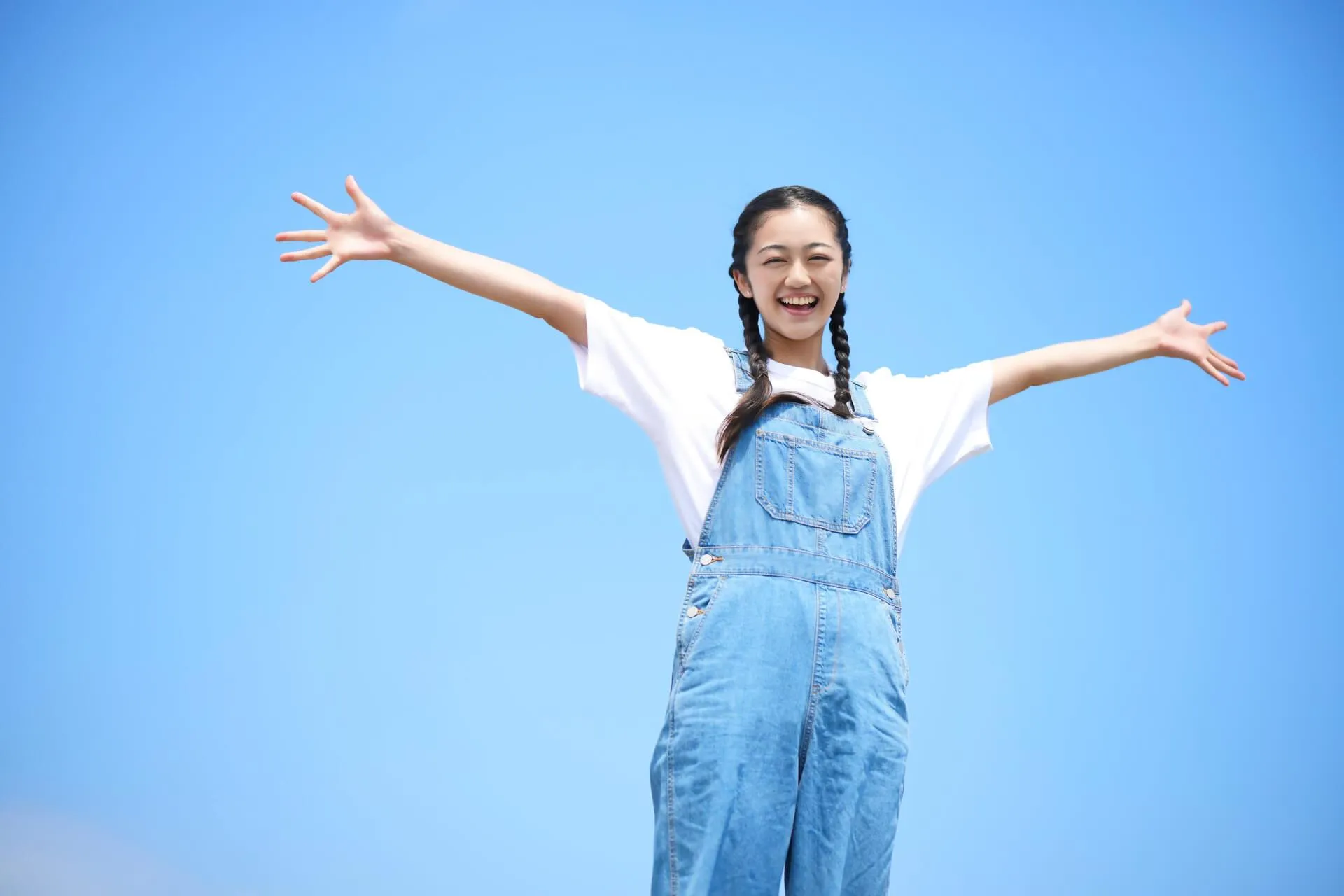 つなぎ(オーバーオール)を着た女の子