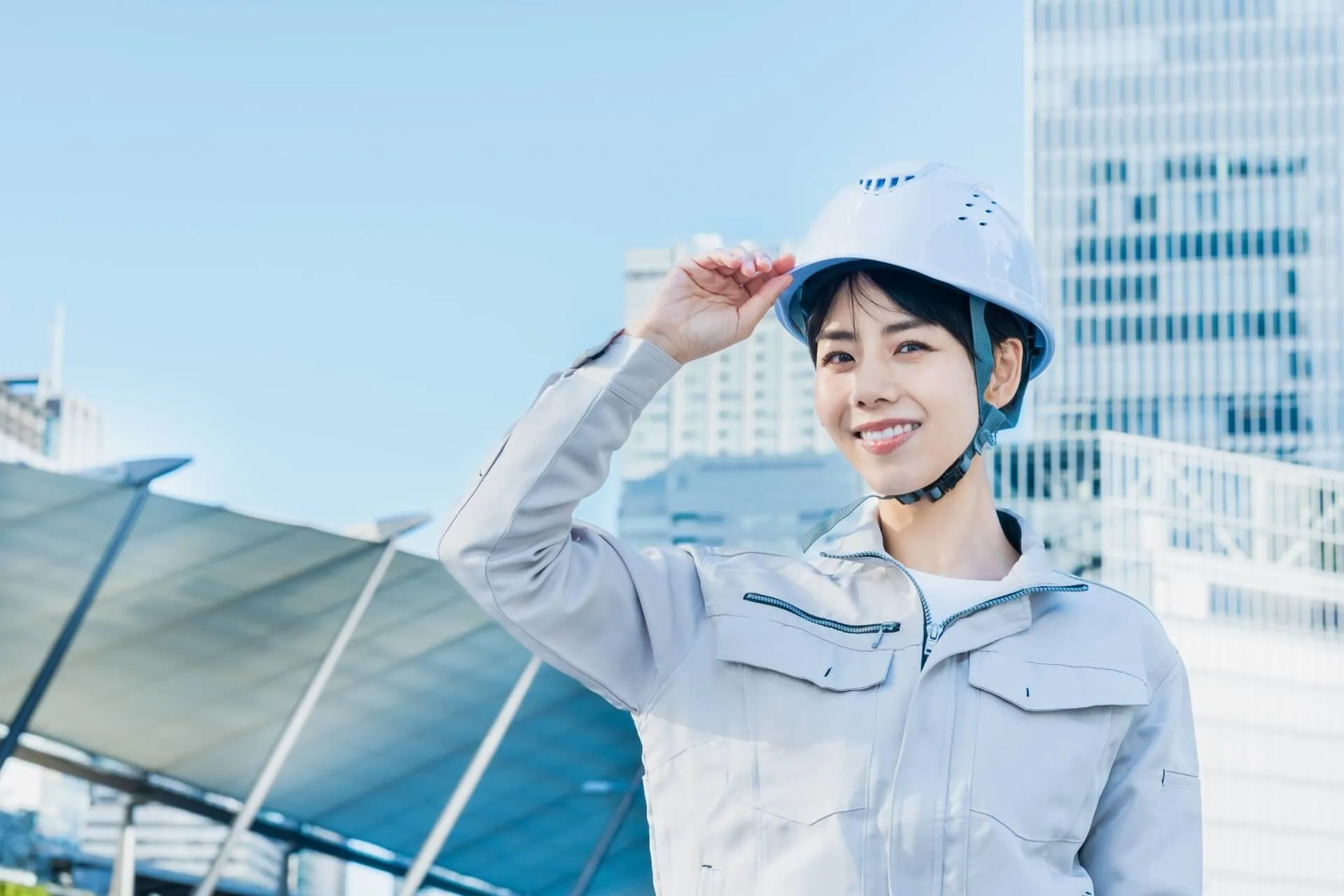 作業着とヘルメットを身につけている女性