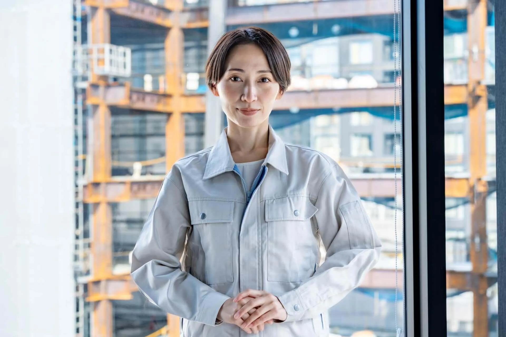 作業着を着た女性