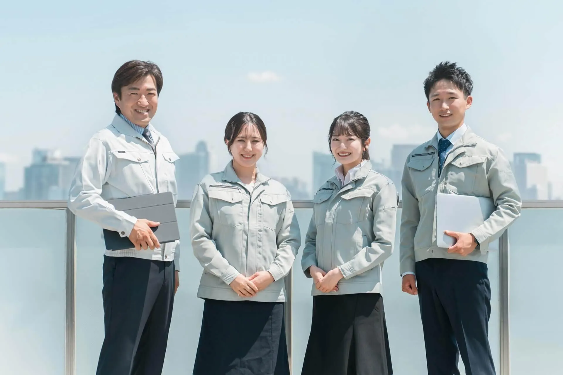 作業着を着た男女4人