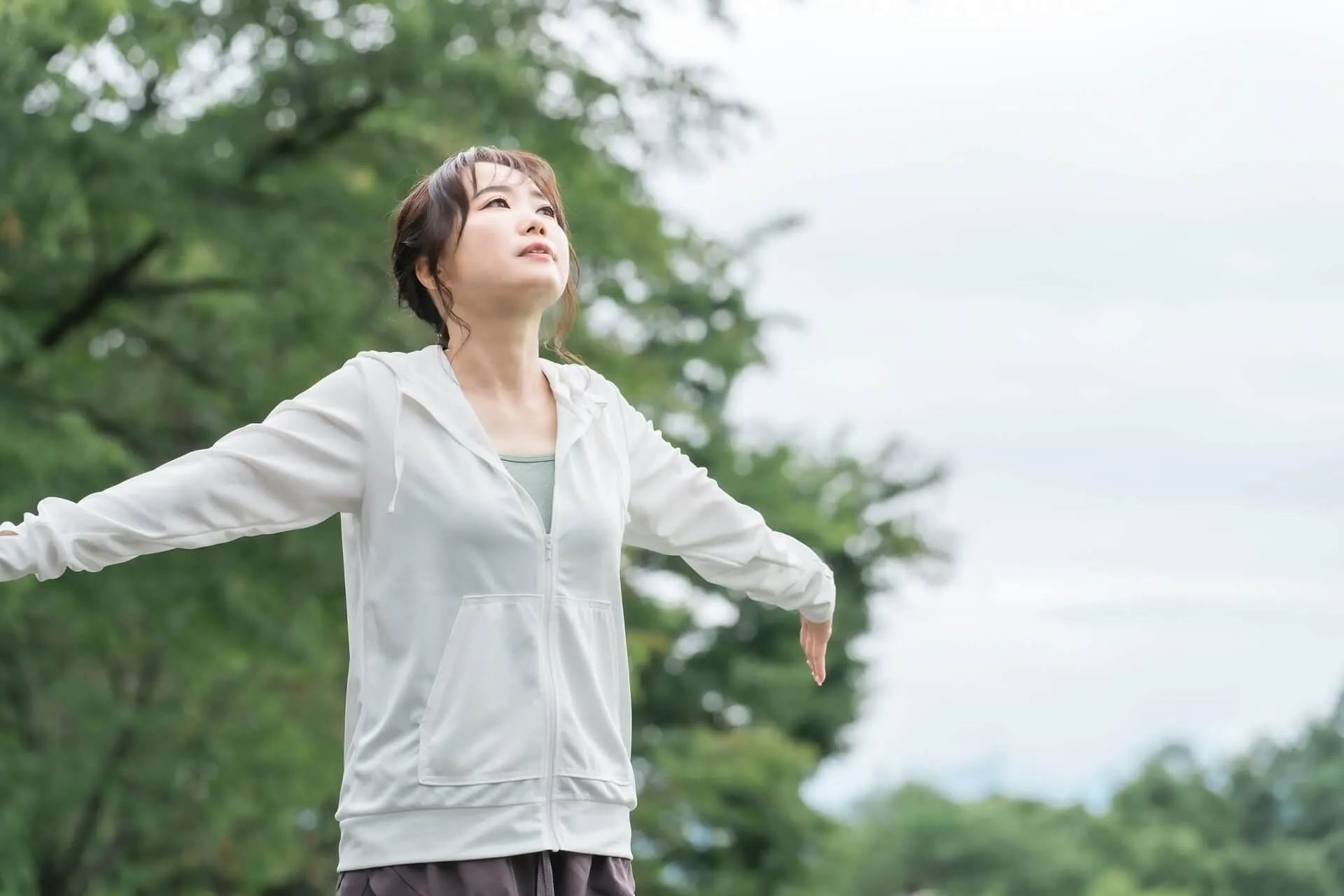 準備体操をする女性