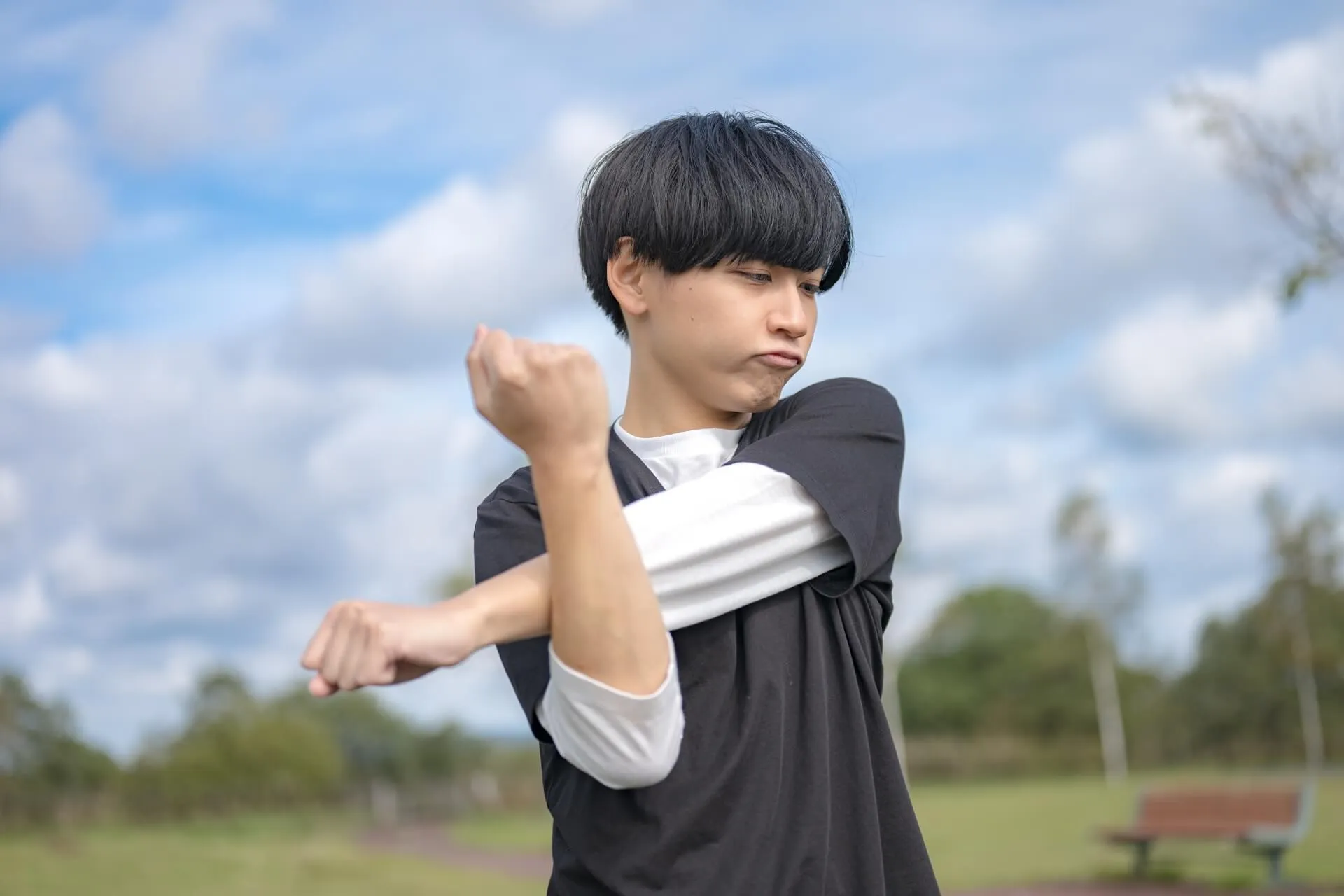 準備体操をする男性