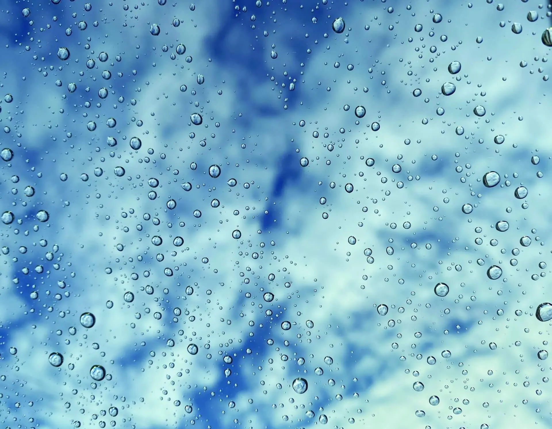 雨に濡れたガラス