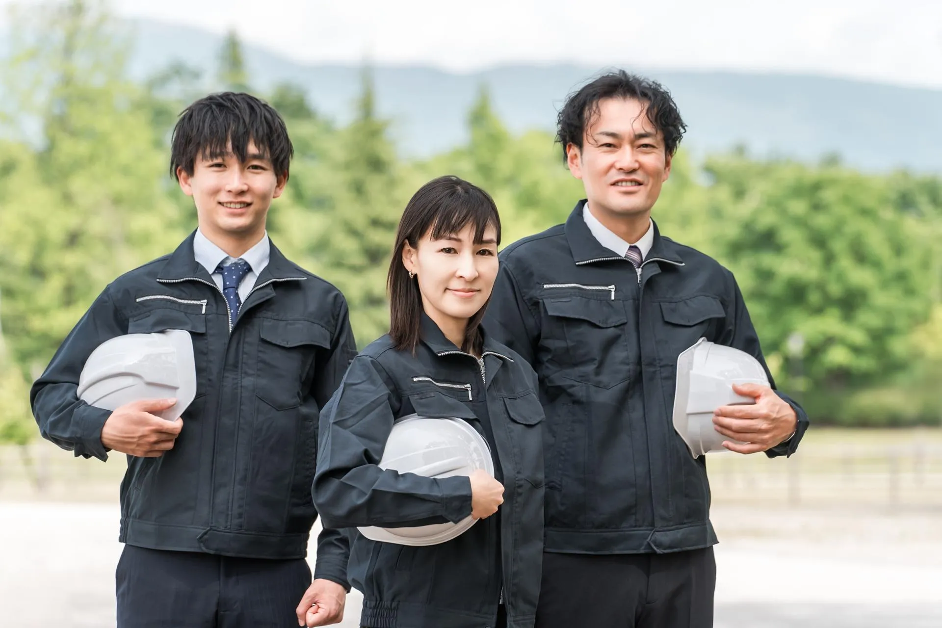 黒い作業服を着た建設会社のスタッフ