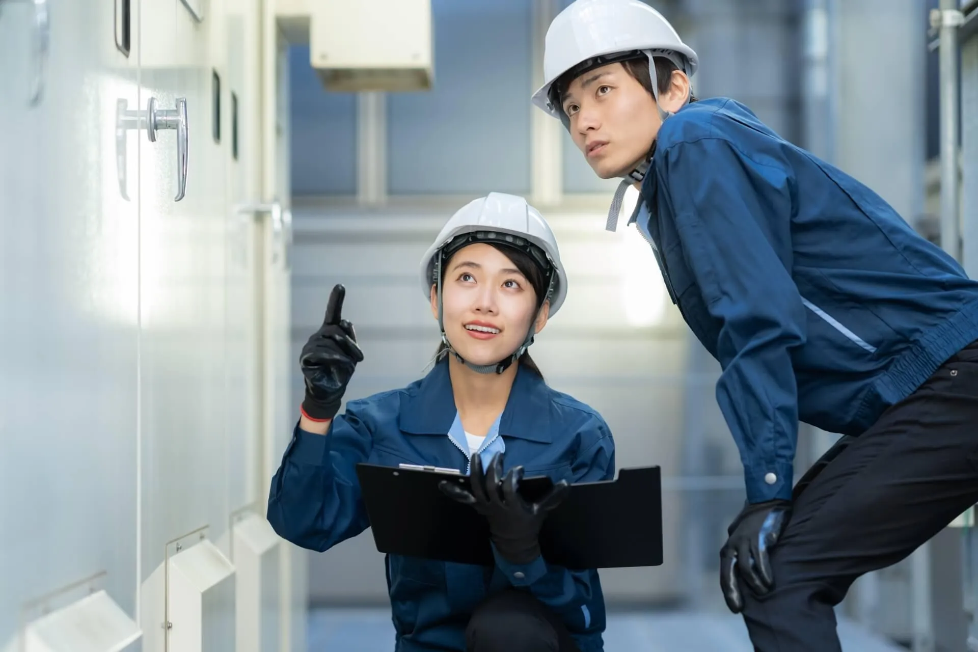 メンテナンス作業をしている男女