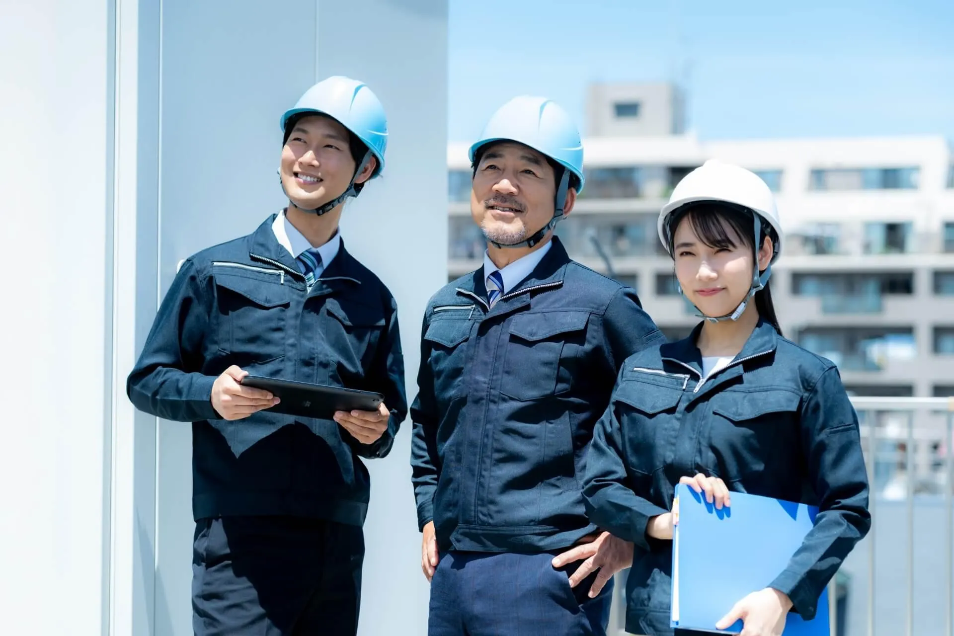現場を監督するヘルメットを被った建設会社の人たち