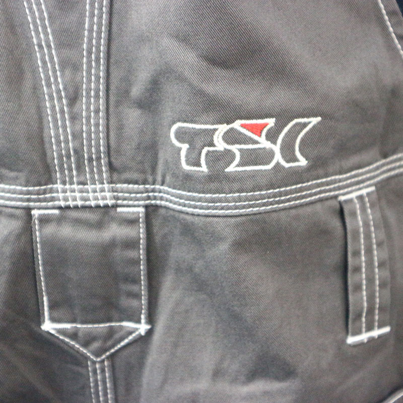 サロペット：刺繍(1段/標準2色) TSCロゴ（ロゴ銀枠+赤）ベルト通し右上辺り（中央）