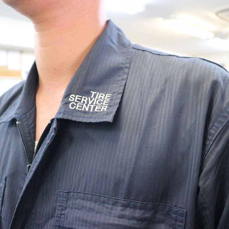ツナギ：刺繍(文字3段/1色) Tire Service Center  ｿ:銀	左襟 字体：ﾍﾚﾍﾞﾁｶM W:50㎜ H:28㎜