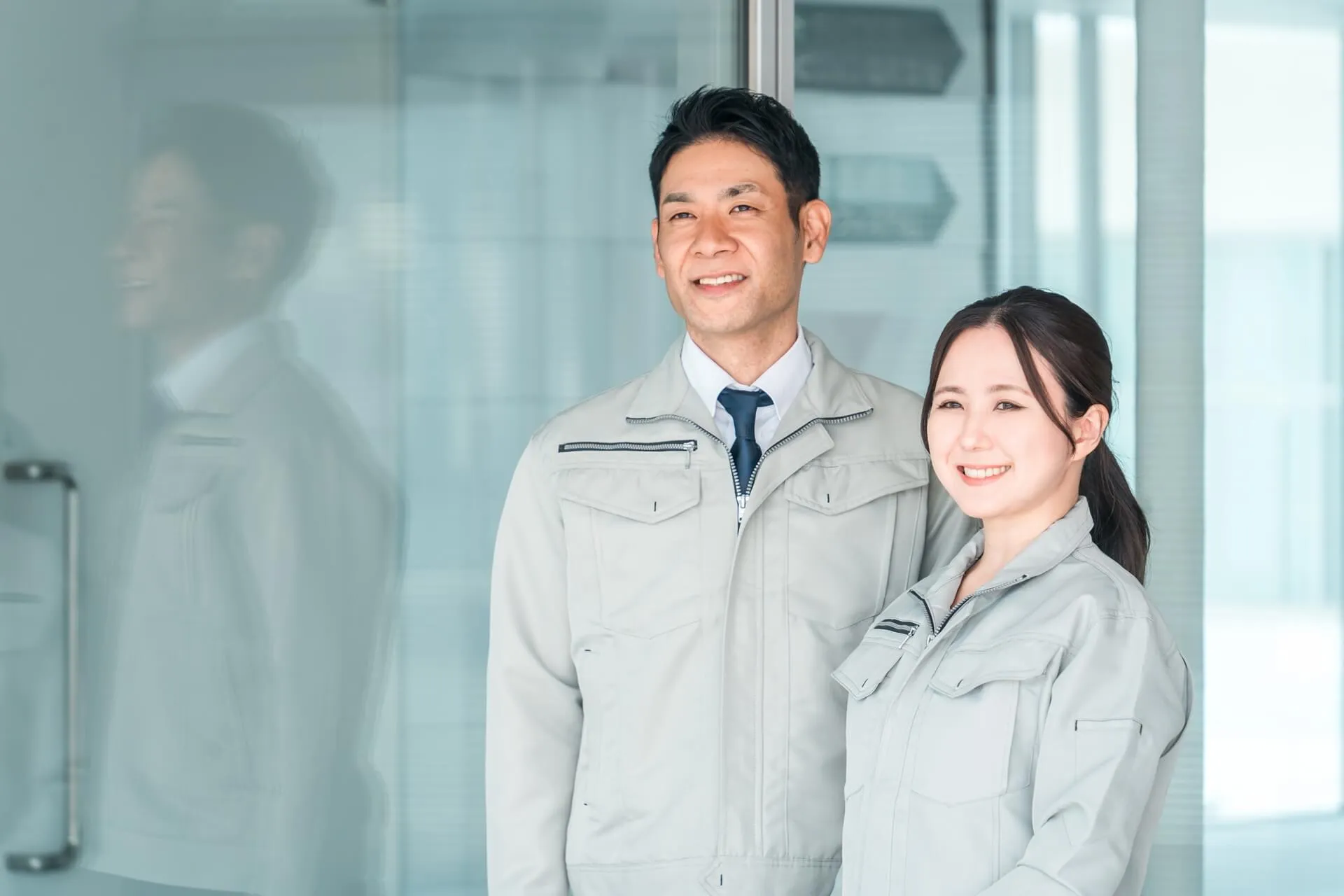 作業具を着た建設会社の男女