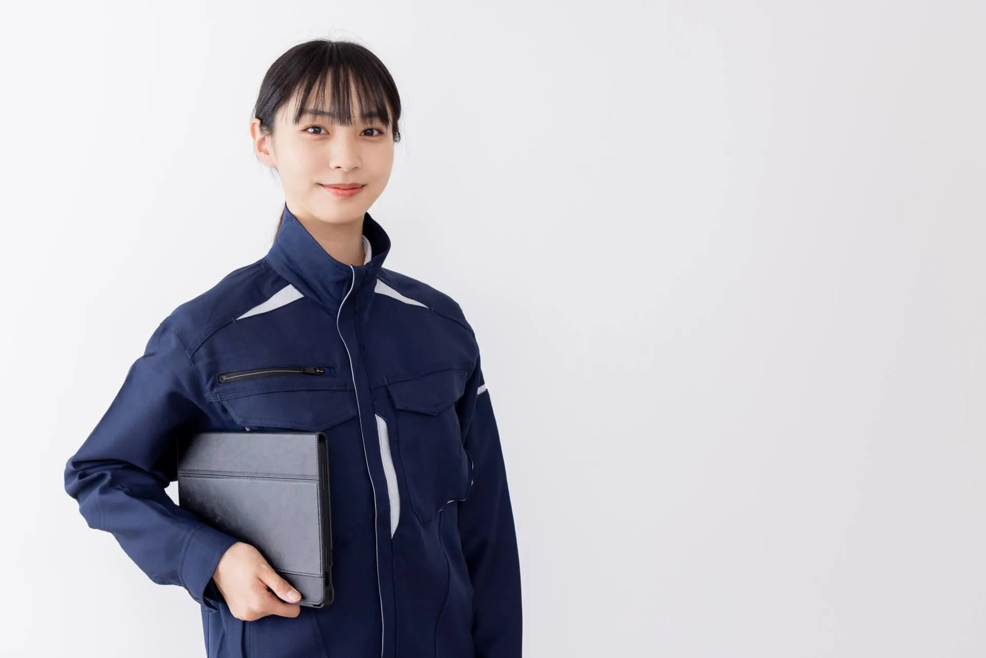 タブレットを片手に持った青いジャージの女性